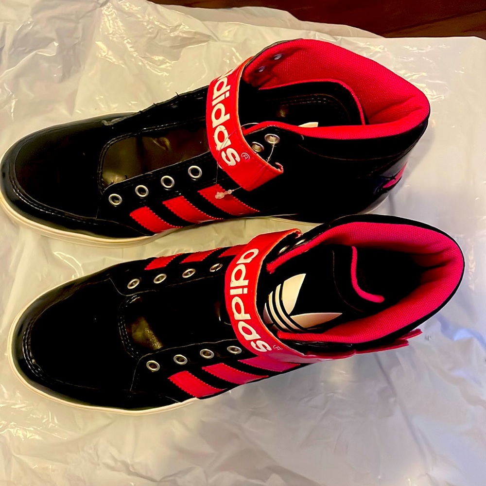 Women/ teens size 7 Adidas shoes. Beautiful ,new. Color pink and black.